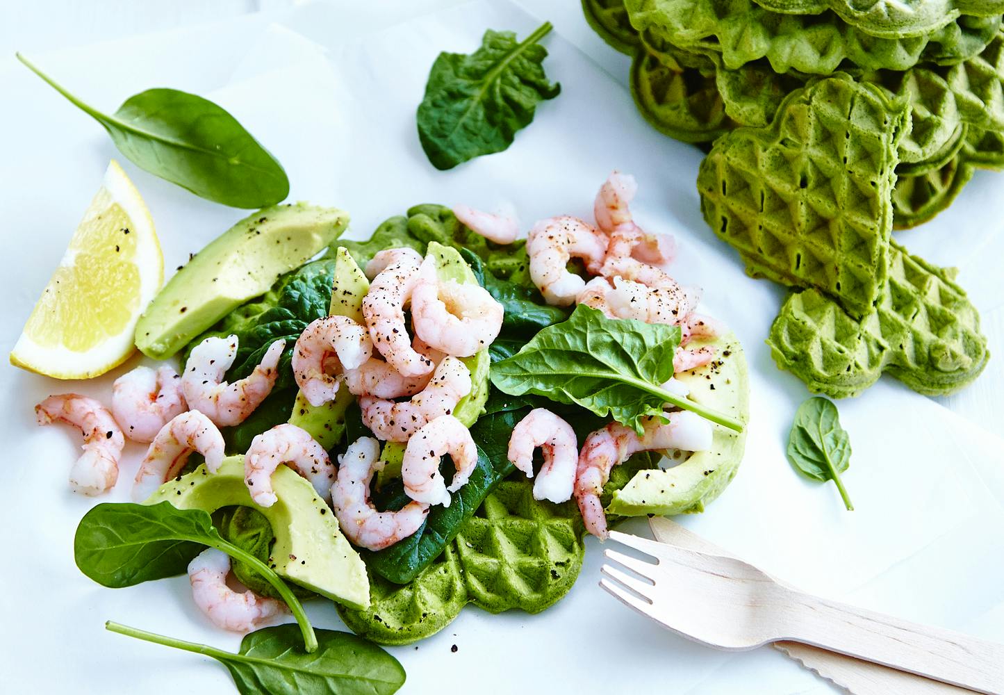 vafler med spinat, reker og avokado