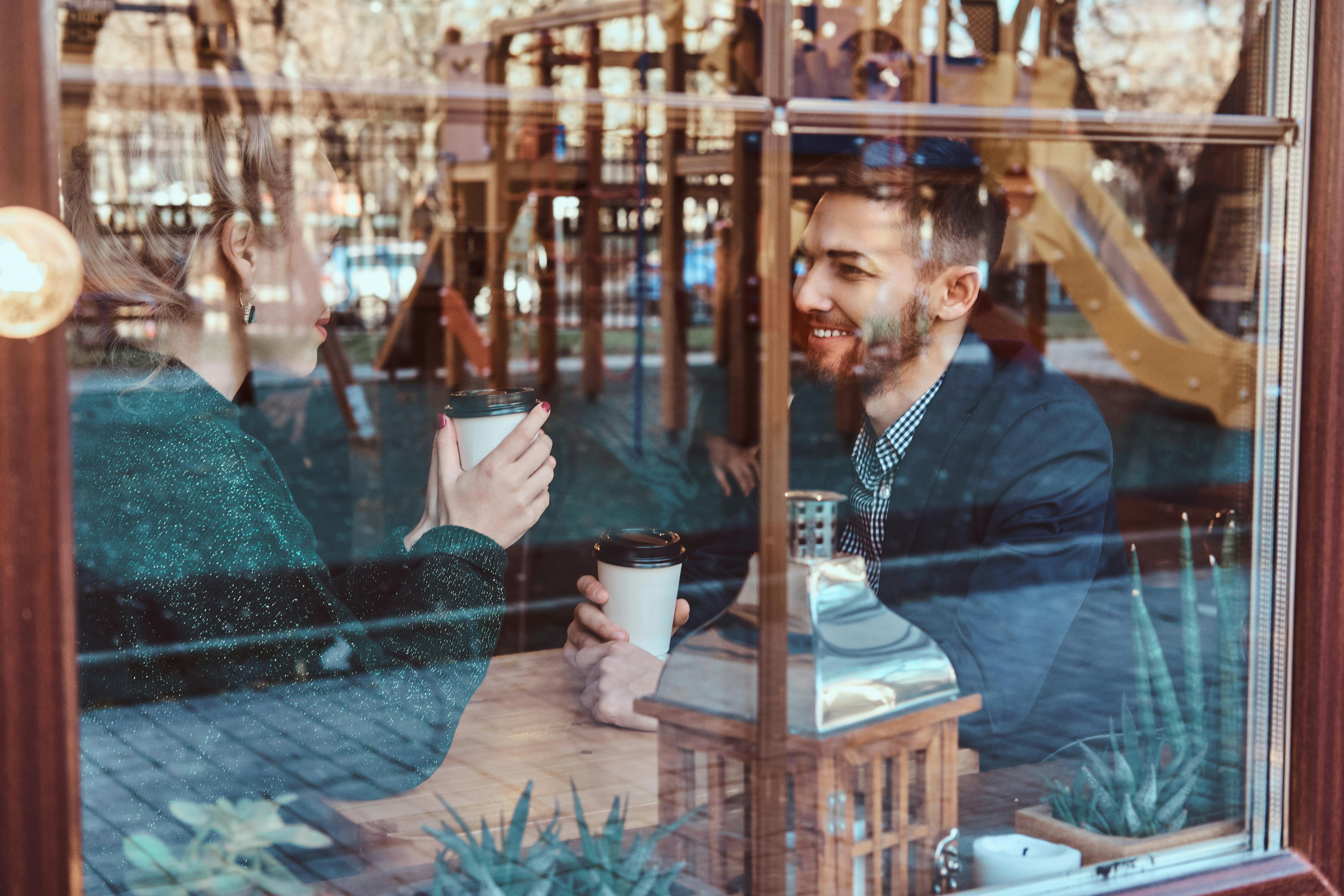 Inviter din kæreste ud på kaffe eller middag, hvis du er til de romantiske valentinsdag idéer. Par på café som en af de romantiske valentinsdag idéer