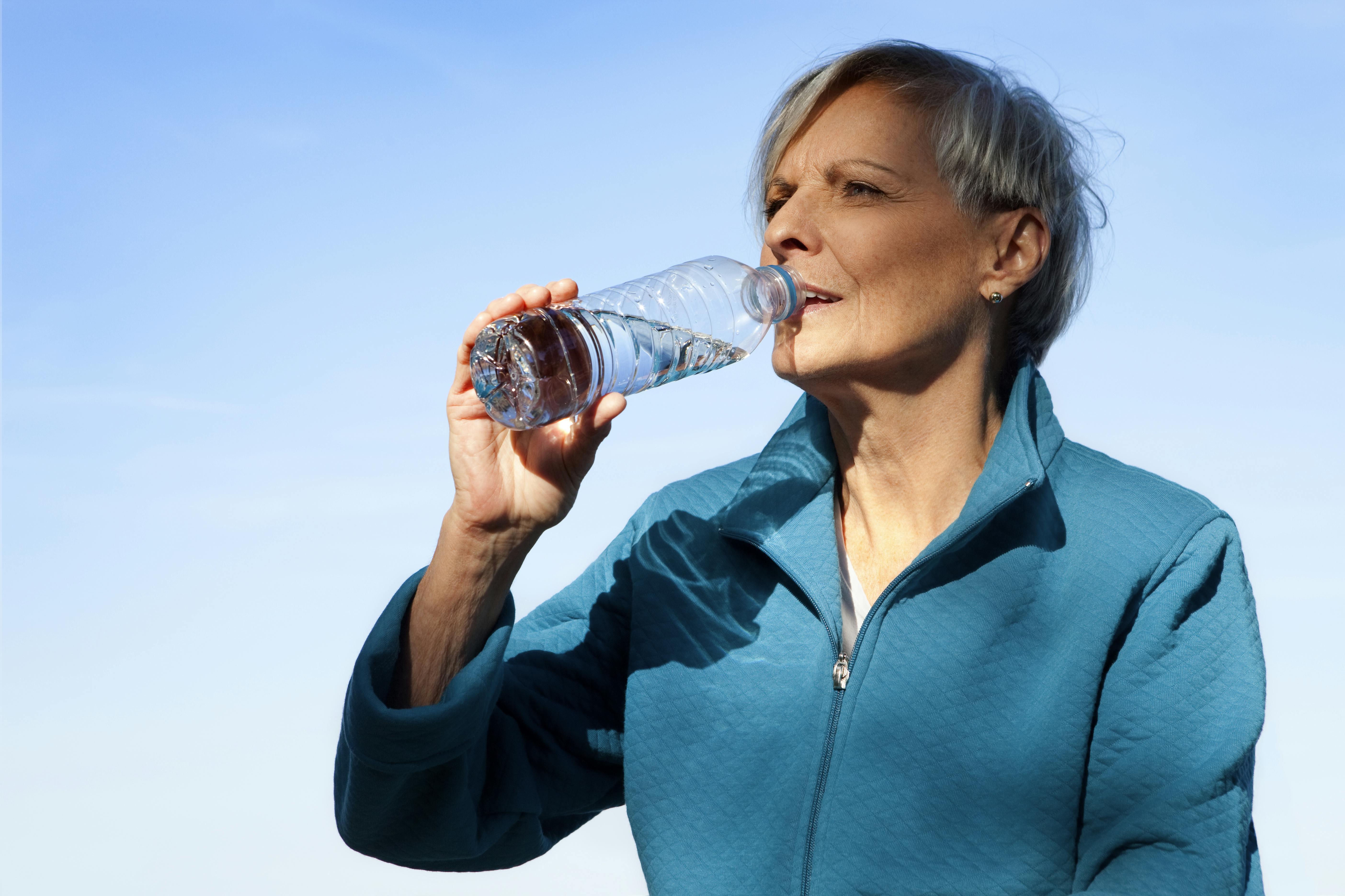 Drik 1,5 liter til 2 liter vand om dagen og få mere energi. Moden kvinde drikker vand