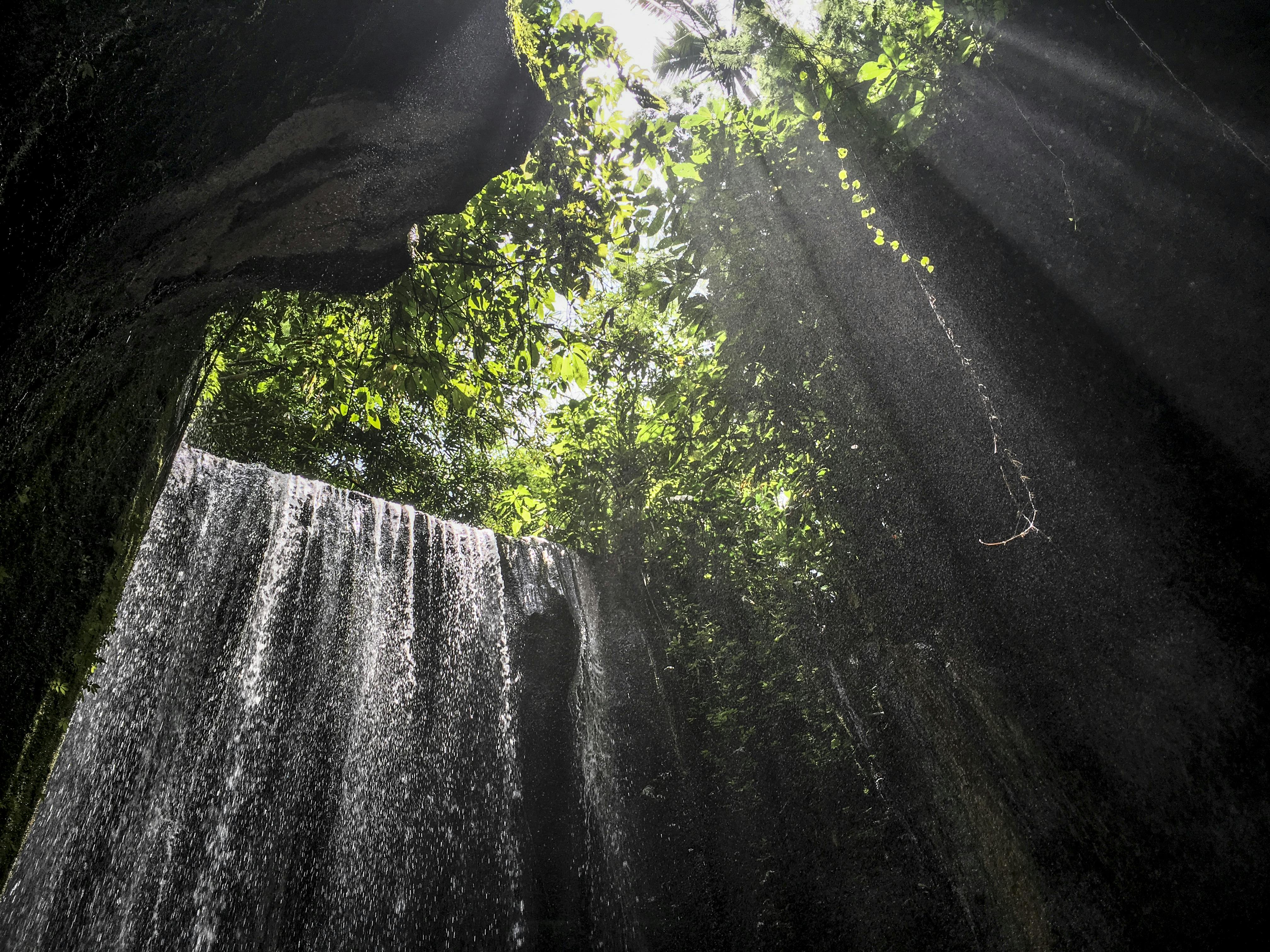 Nyd en dukkert under et vandfald. Vandfald i Bali