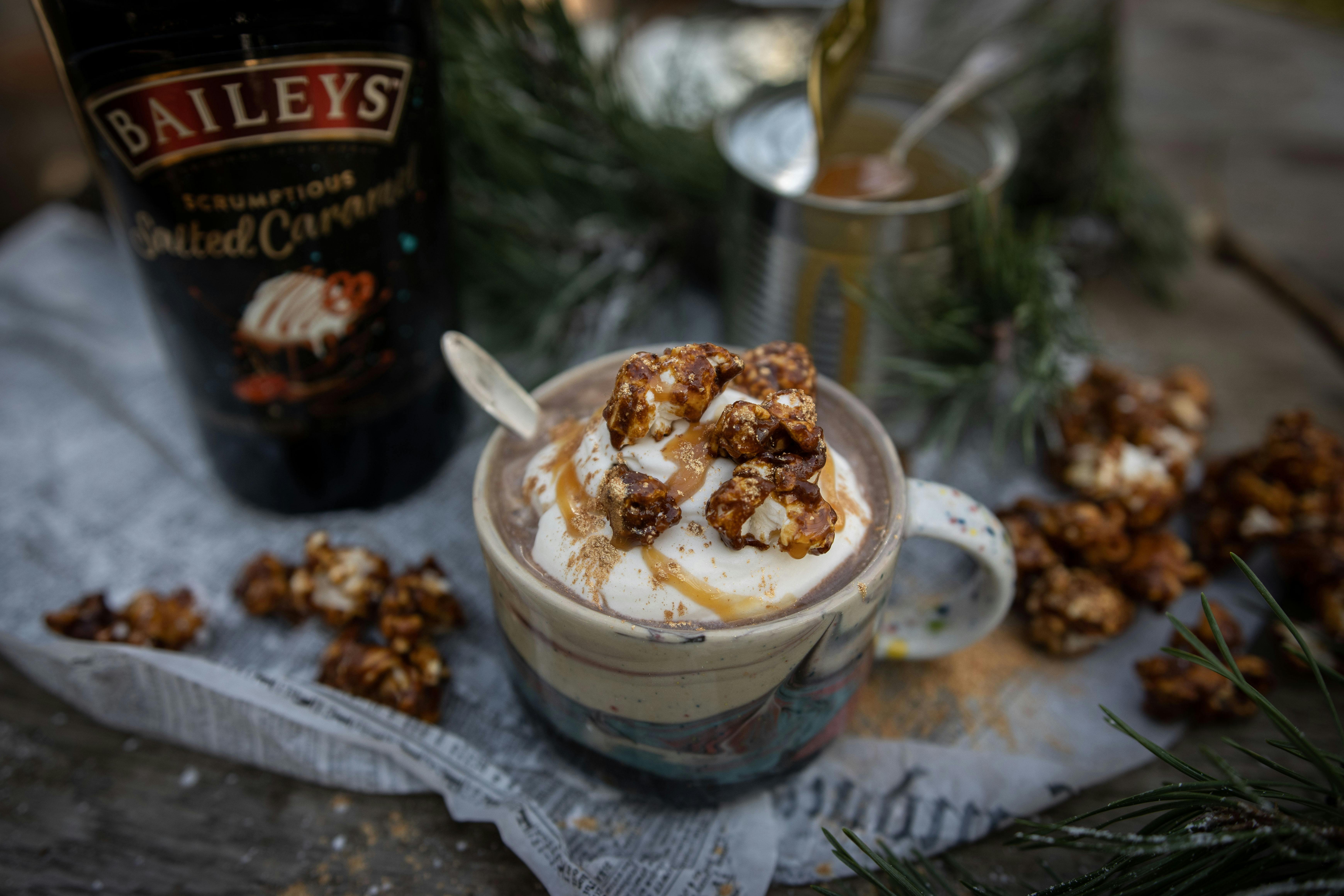 Denne varme chokolade er en vildt lækkert Bailey-drink. Baileys drinks, drinks med Baileys, varm chokolade med Baileys