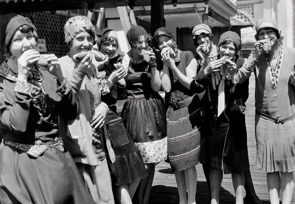 Ett damsällskap äter varmkorv i nöjesparken White City i Chicago, 1925.