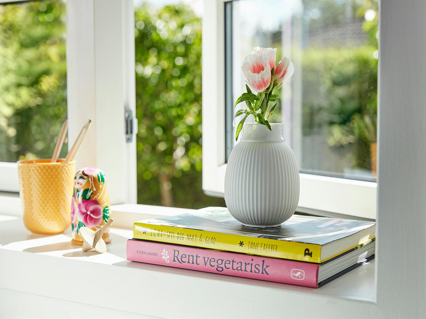 Curve vasen, som du får i sommerpakken, er inspireret af den klassiske Lyngbyvase. Lyngby Curve vase