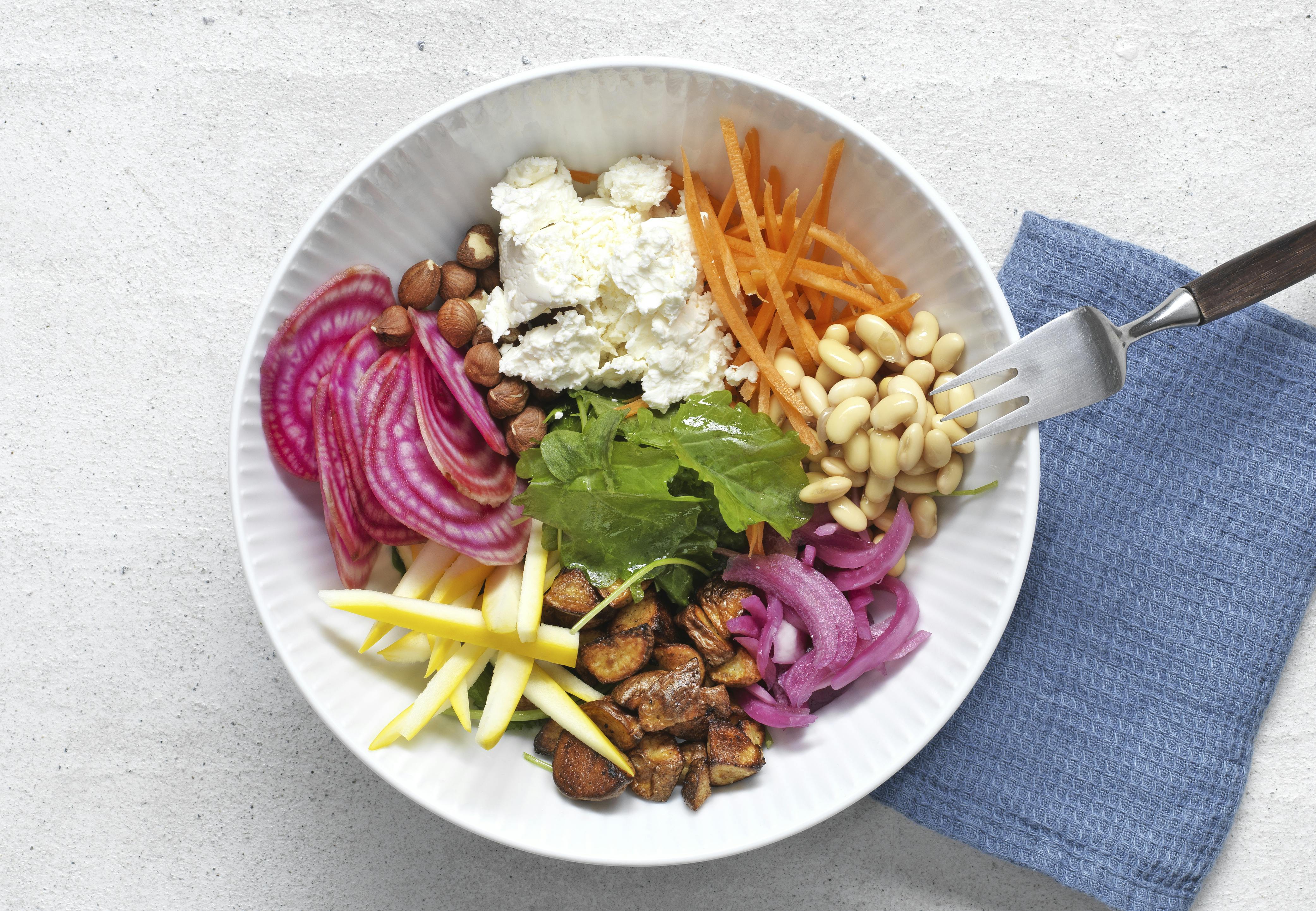 Vegetar-bowl med grønkål, feta og stegte kartofler
