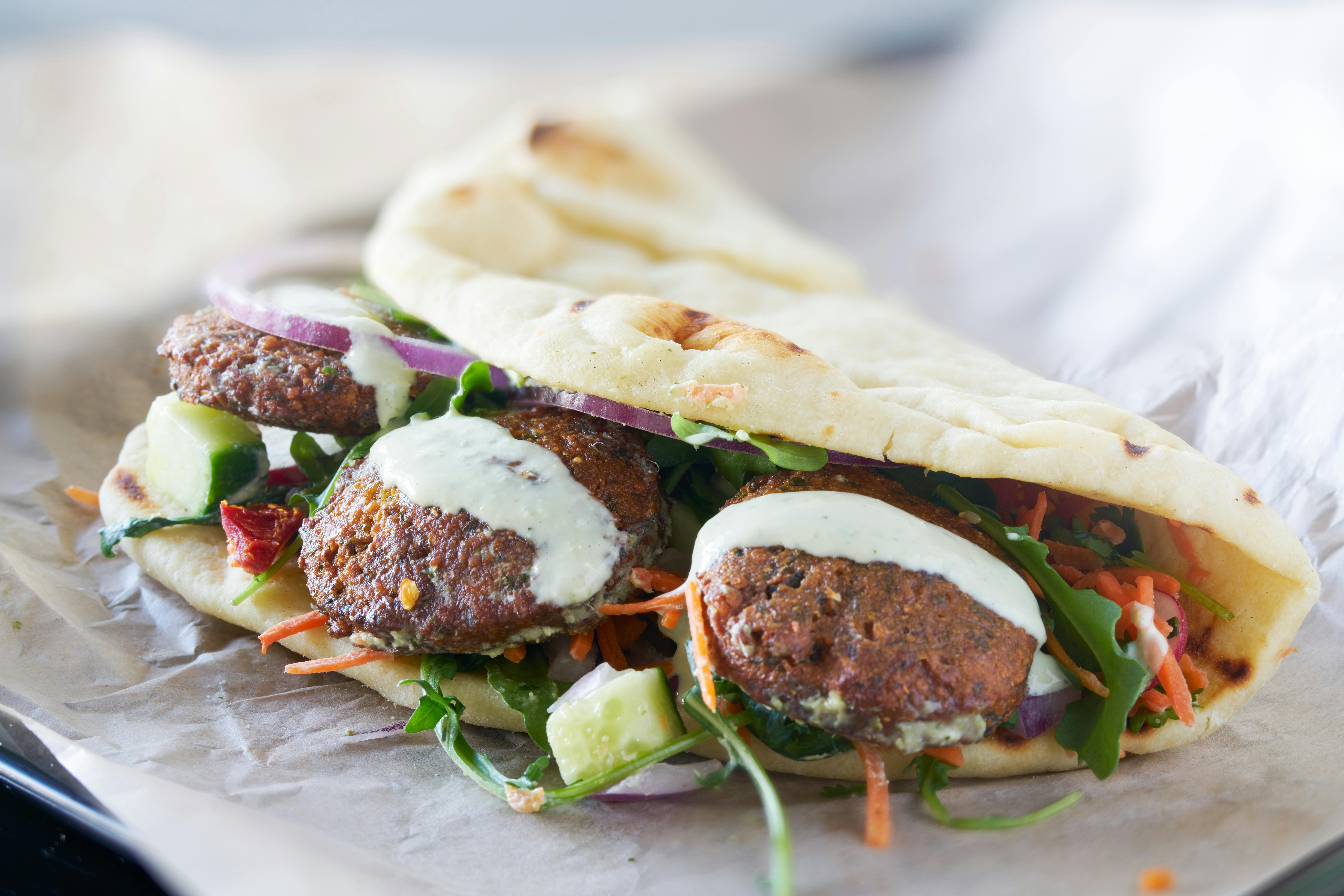 En lækker vegetarret er sprøde falafler. Falafler i pitabrød med dressing