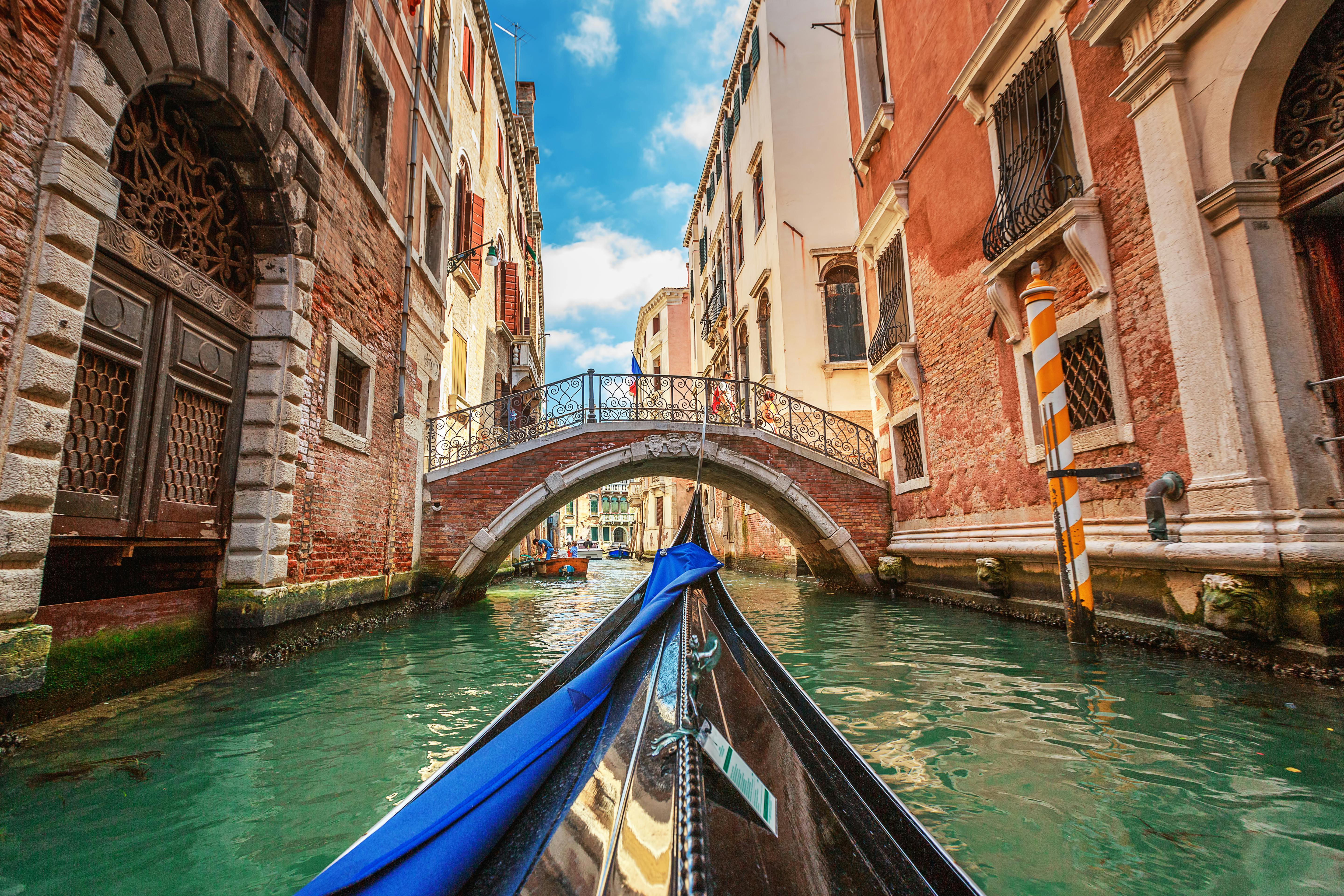 En sejltur i Venedigs kanaler er helt sikkert en oplevelse værd. Venedig i Italien som bryllupsrejsedestination