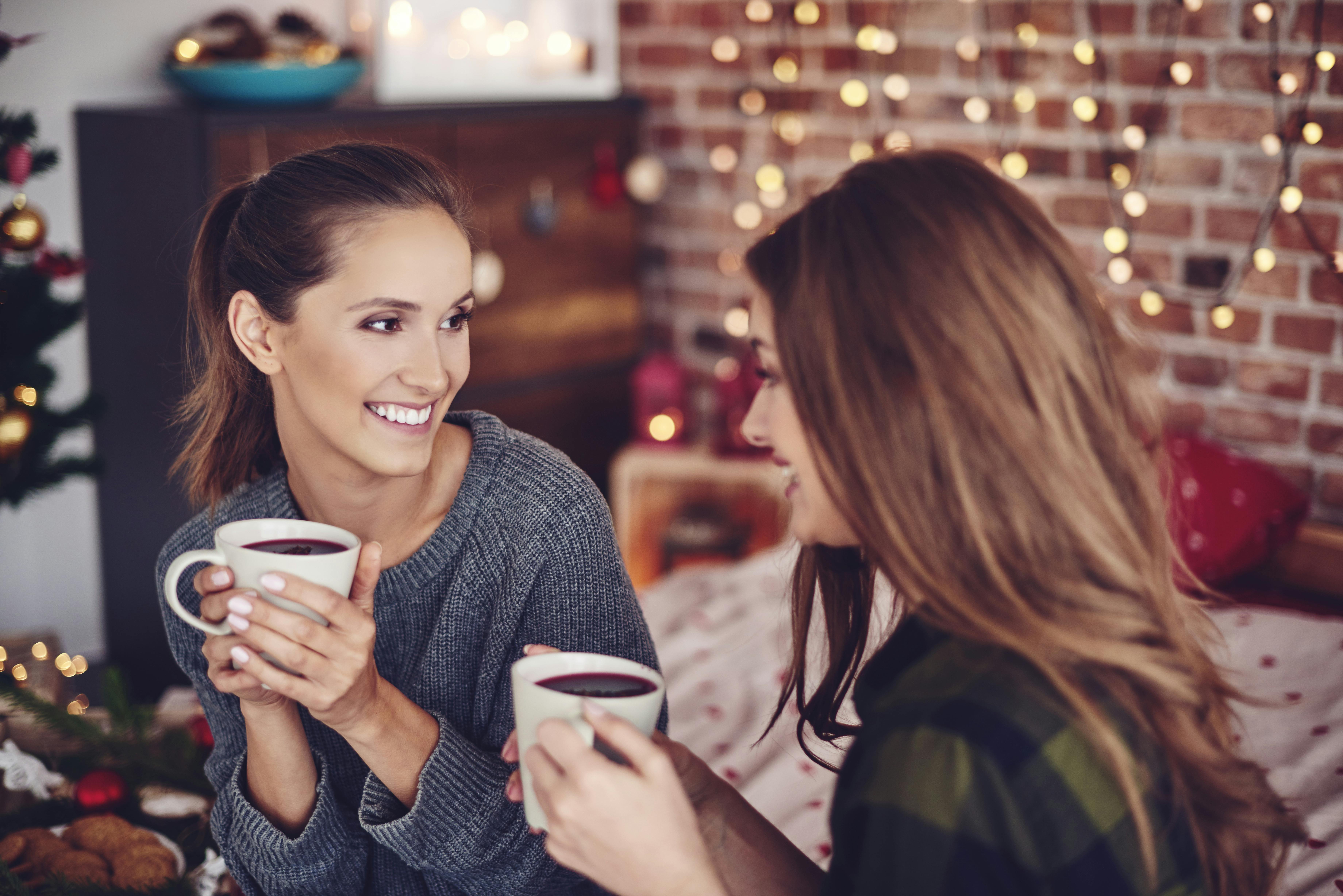 Du og din veninde kommer helt klart (endnu) tættere på hinanden. Veninder snakker og drikker kaffe