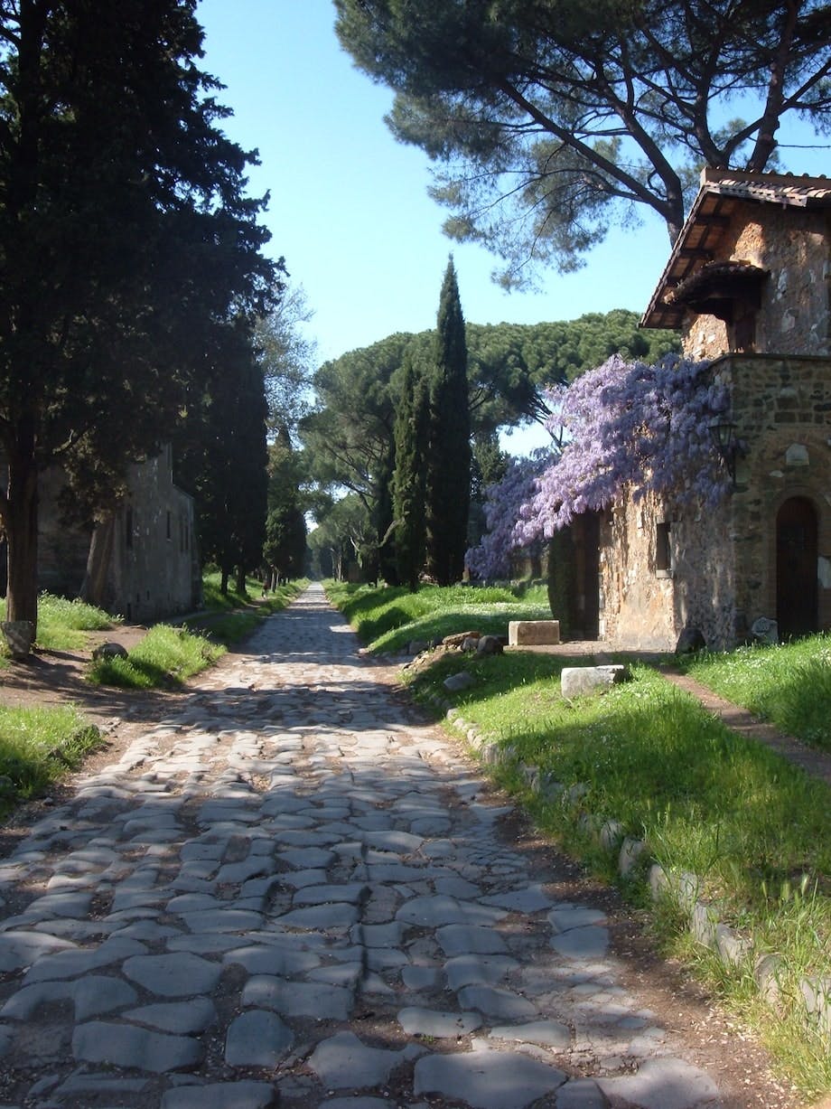 Rester af den gamle romerske vej Via Appia Antica fra år 340 f. kr. Via appia antica i Rom