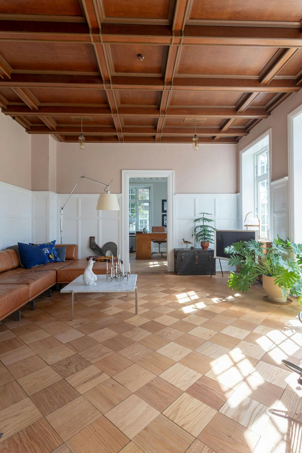 VARME TONER: Rutete tregulv bevart i villa