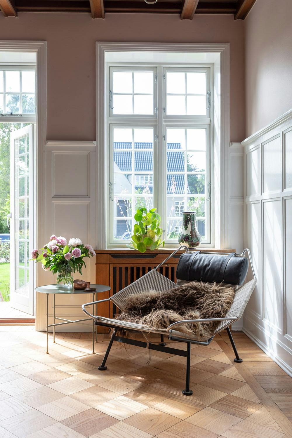 HVILESTUND: Vakker lenestol designet av Hans Wegner