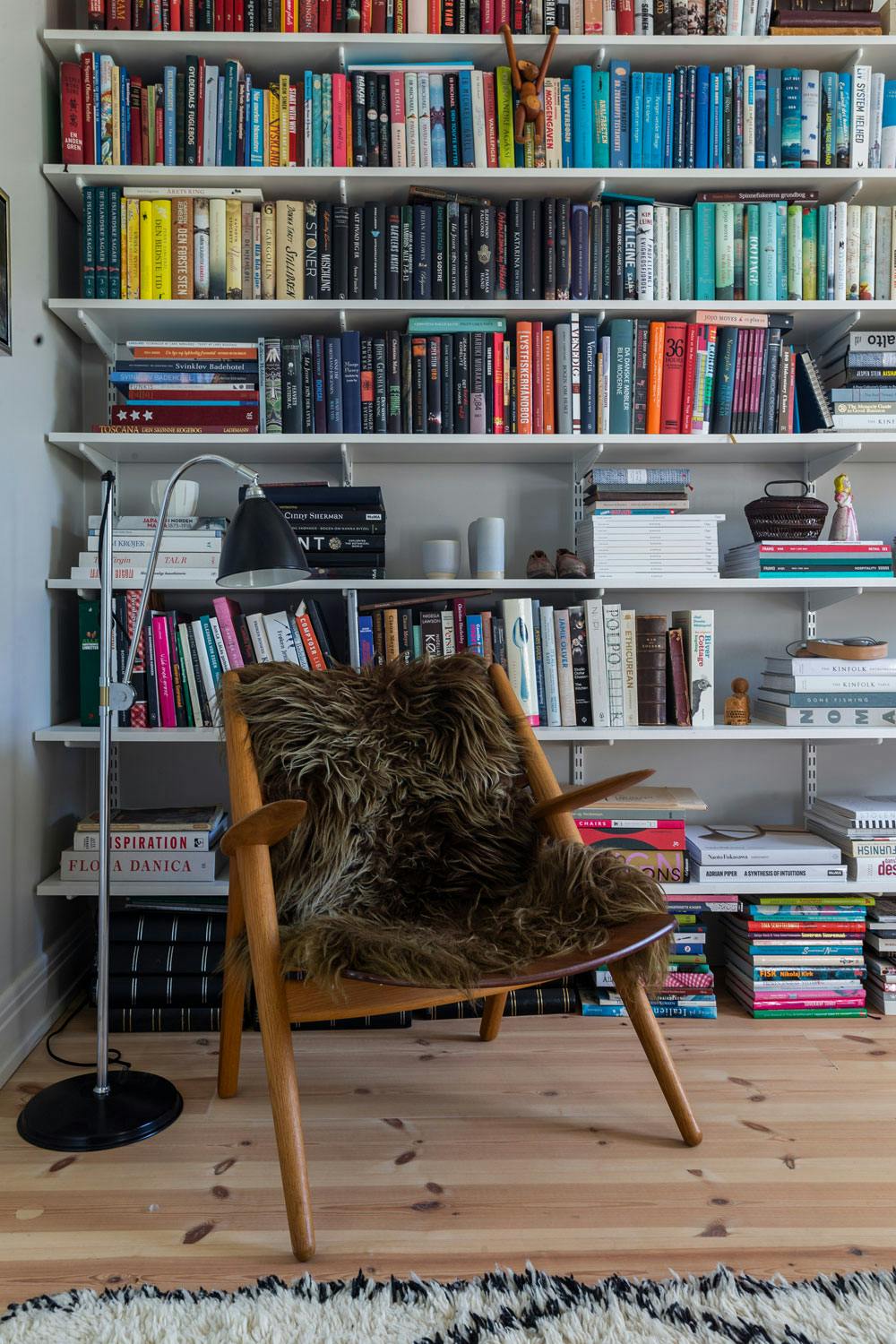 GOD BOK: Svart gulvlampe fra Gubi