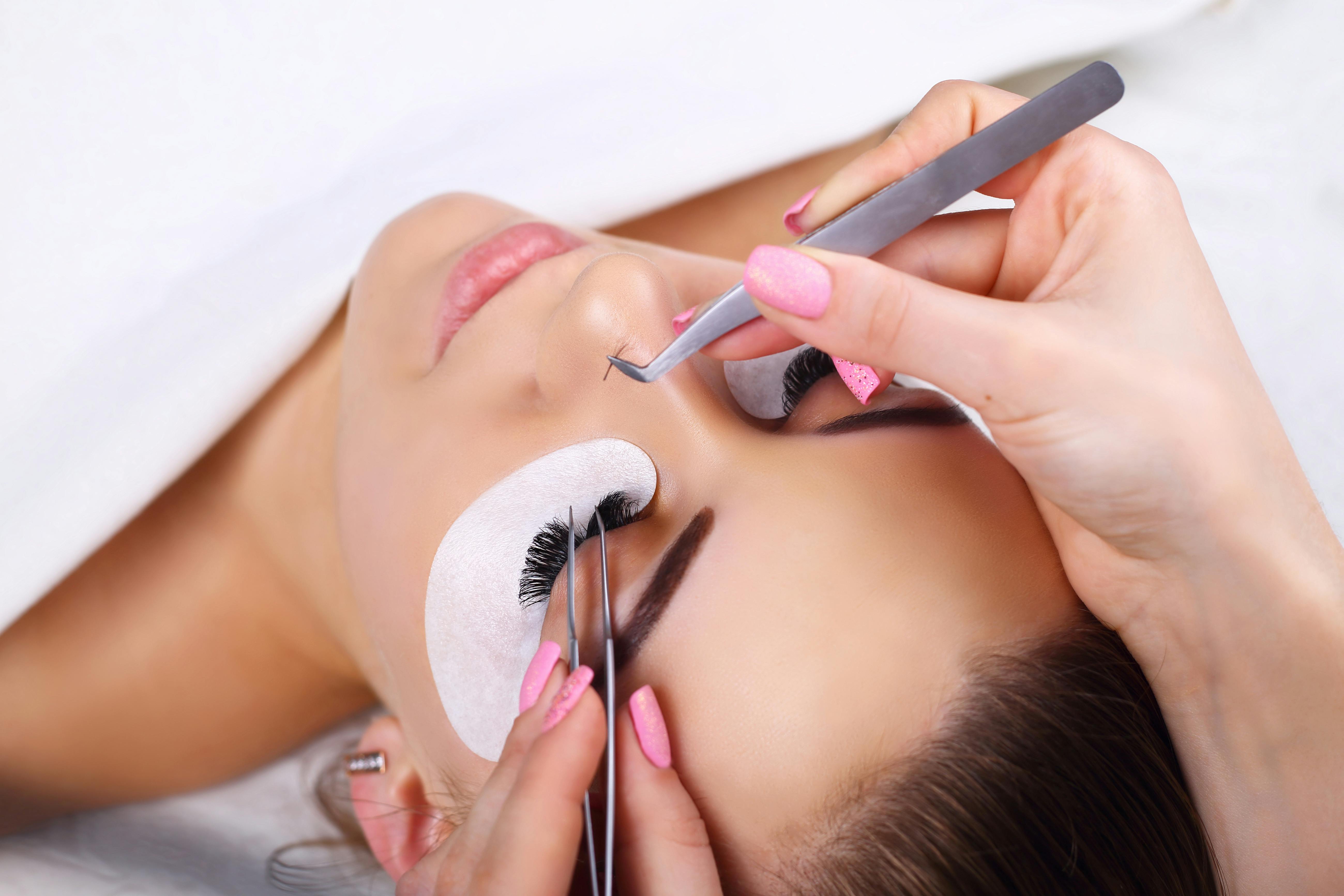 Volume lashes og buketter er en form for eyelash extensions, hvor flere øjenvippehår sættes på i små buketter. Eyeslash extensions volume lashes buketter