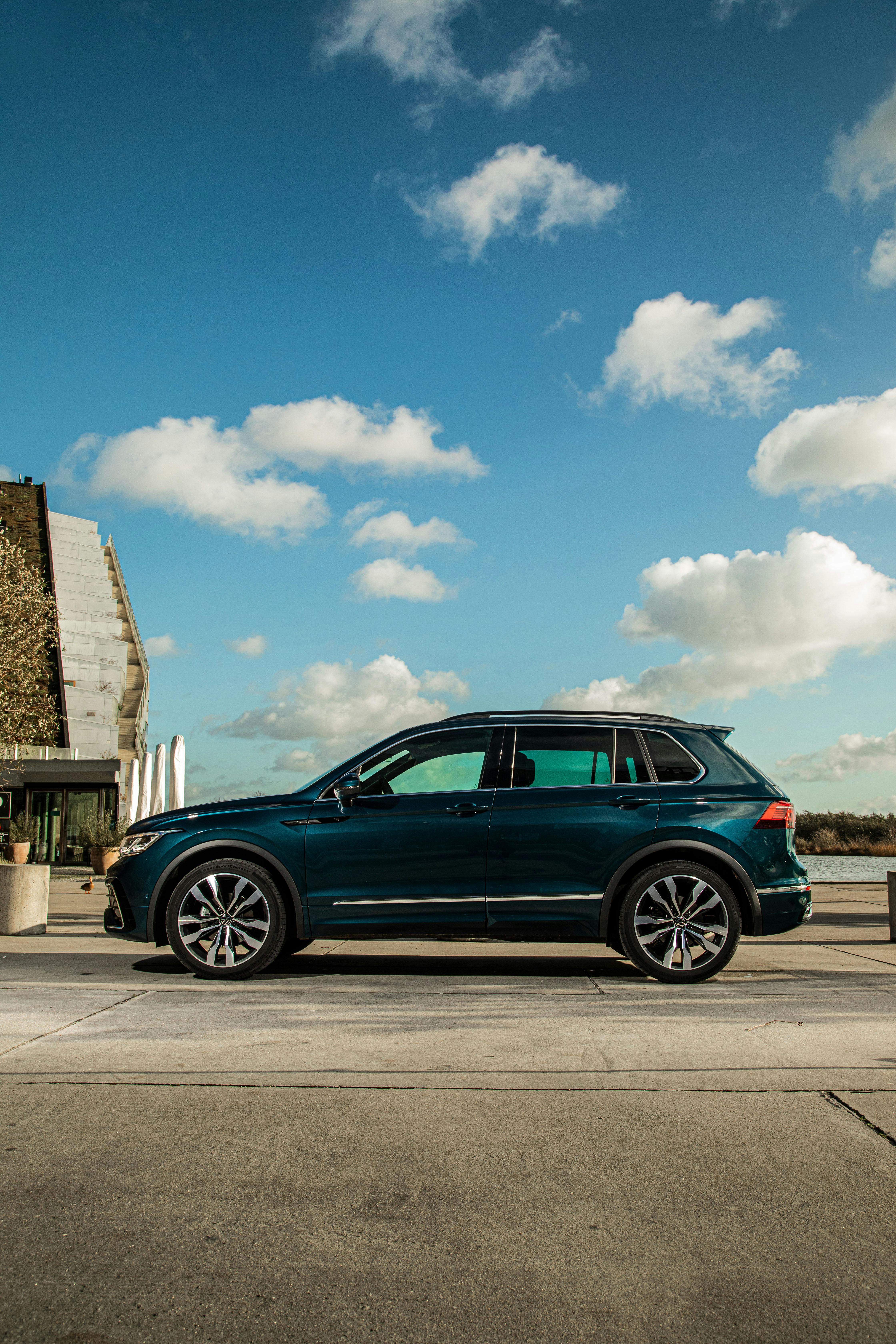 VW Tiguan kommer i flere varianter, som står klar til oktober 2020. Tiguan R og eHybrid kommer først til januar 2021. VW Tiguan R-line bagfra