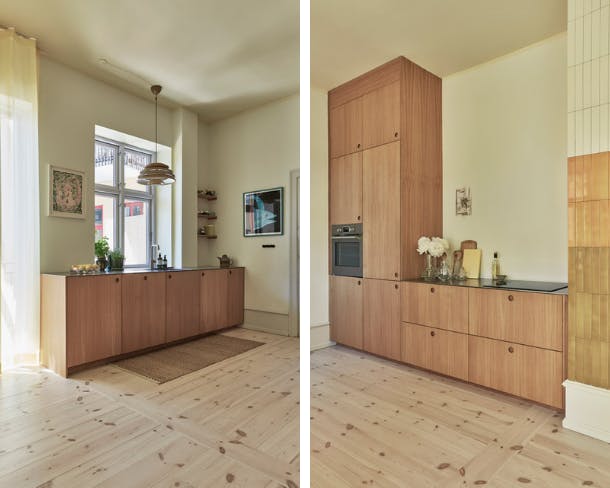 De eikenhouten keuken is van Reform en de hanglamp Hive van Verpan. Eikenhouten keuken in appartement Kopenhagen