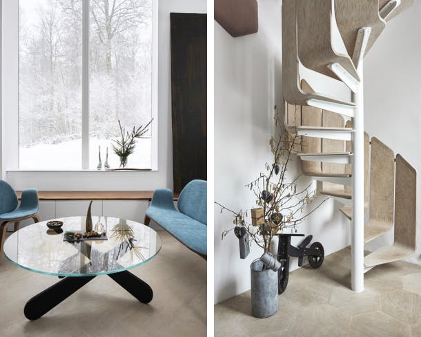 Het bos lijkt wel een foto, zoals het omlijst wordt door de ramen, en door de dennentak in de vaas wordt het ook echt onderdeel van het interieur. De spectaculaire trap van eikenfineer is speciaal voor dit huis ontworpen. Het bos lijkt wel een foto, zoals het omlijst wordt door de ramen, en door de dennentak in de vaas wordt het ook echt onderdeel van het interieur. De spectaculaire trap van eikenfineer is speciaal voor dit huis ontworpen.