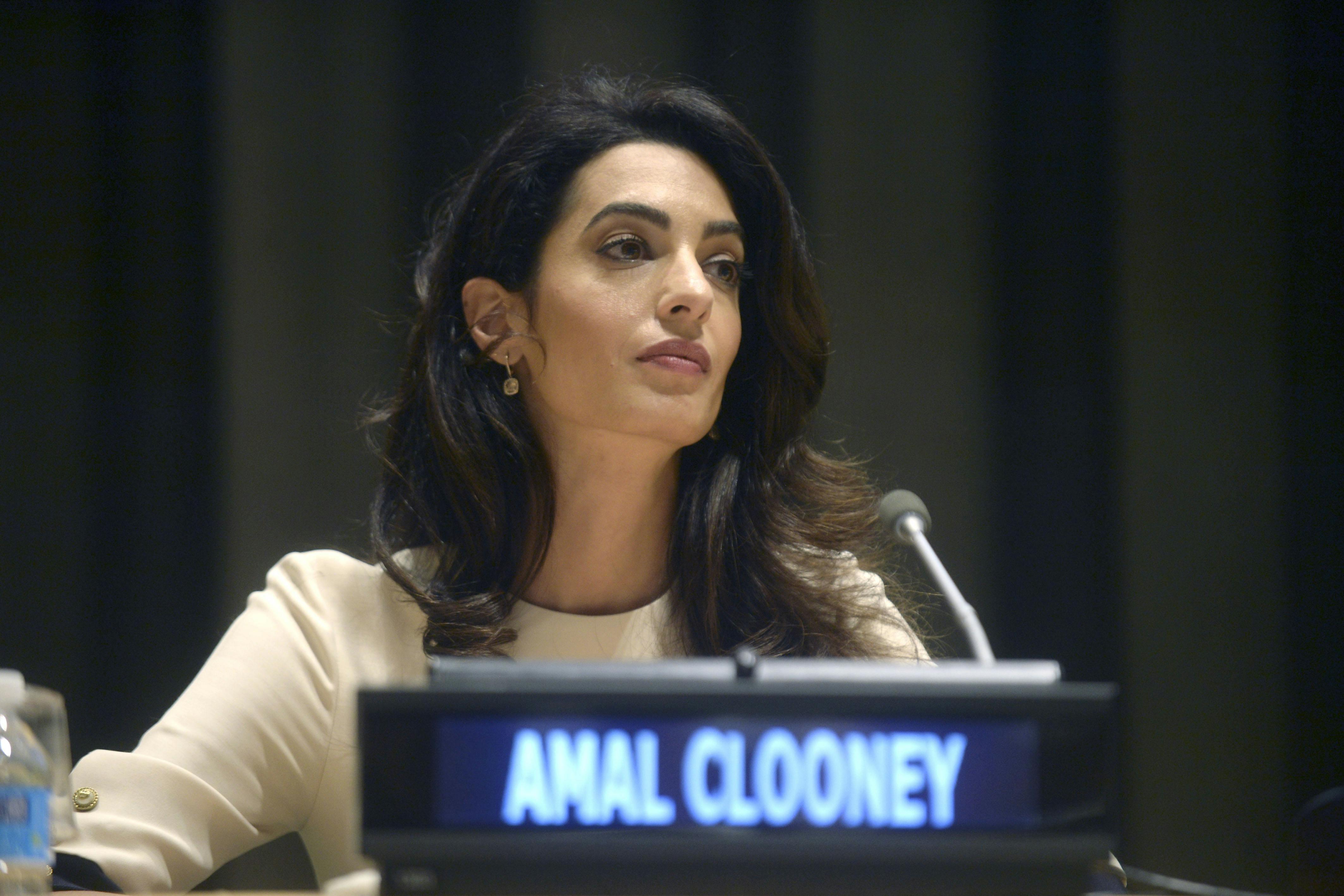 Amal Clooney går i retten mod ISIS