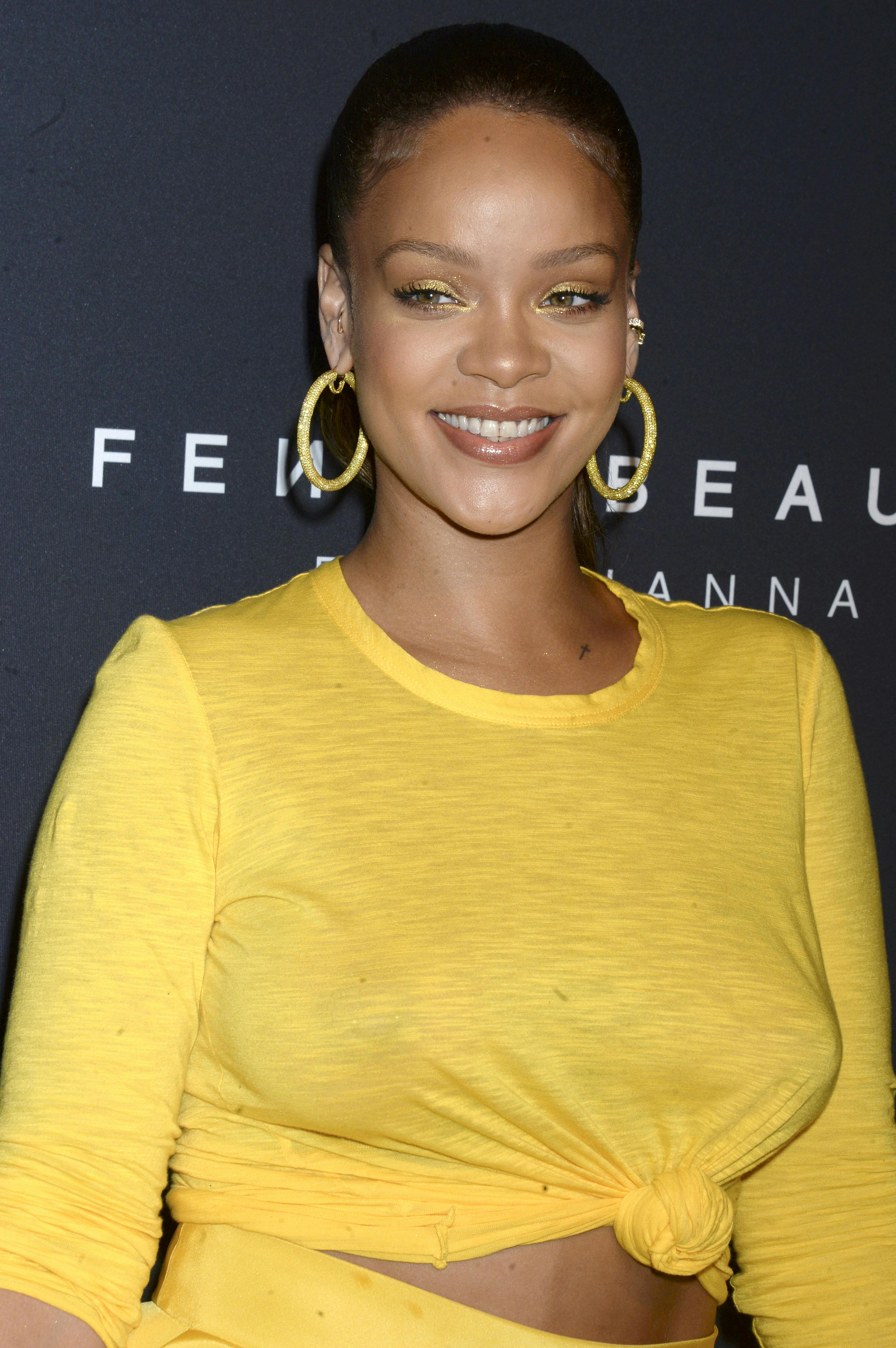 Rihanna uden bh til Fenty beauty