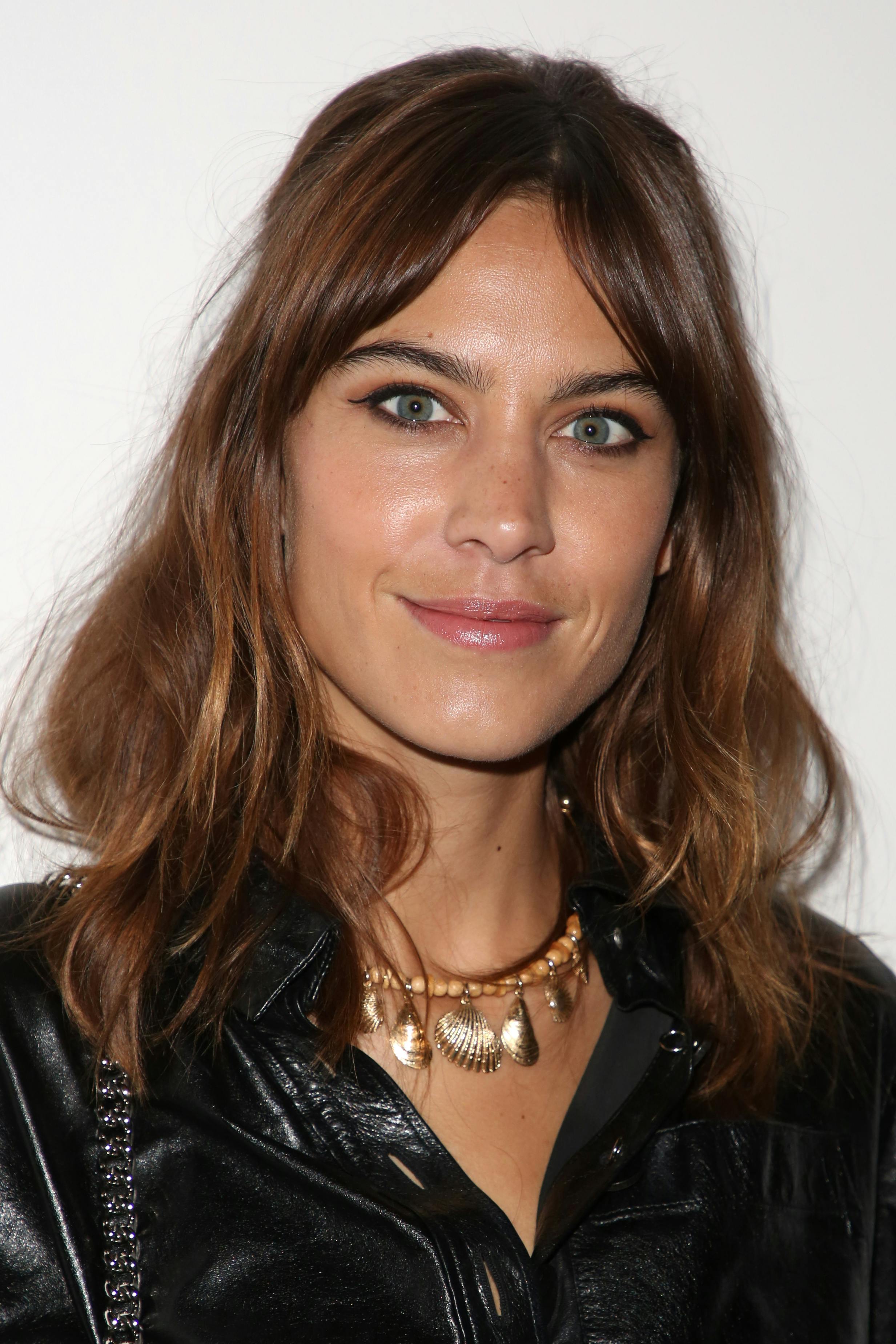Alexa Chung med pandehår i curtain bang