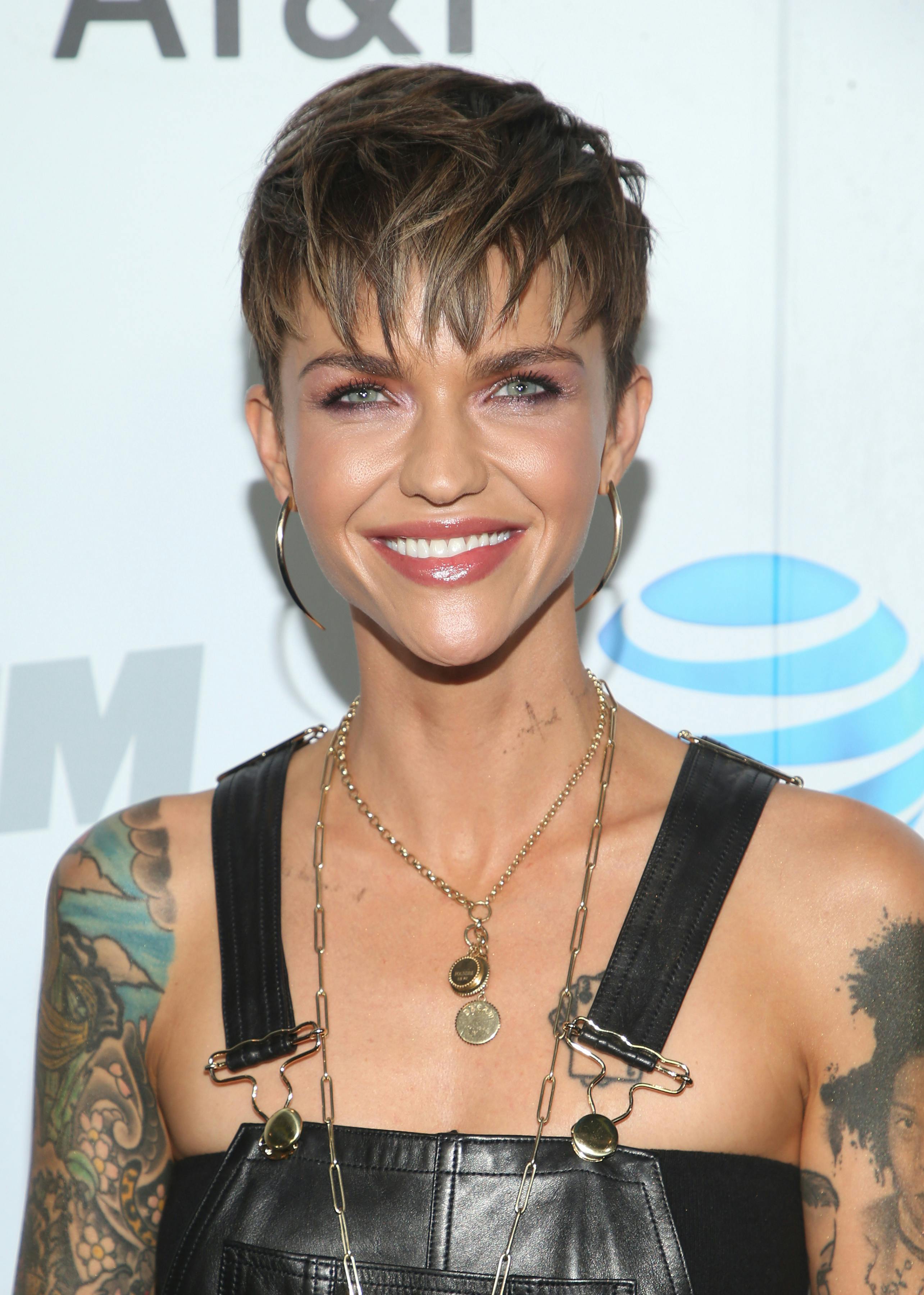 Du kan også lave en masse flotte frisurer med kort hår. Festfrisure med kort hår ligesom Ruby Rose