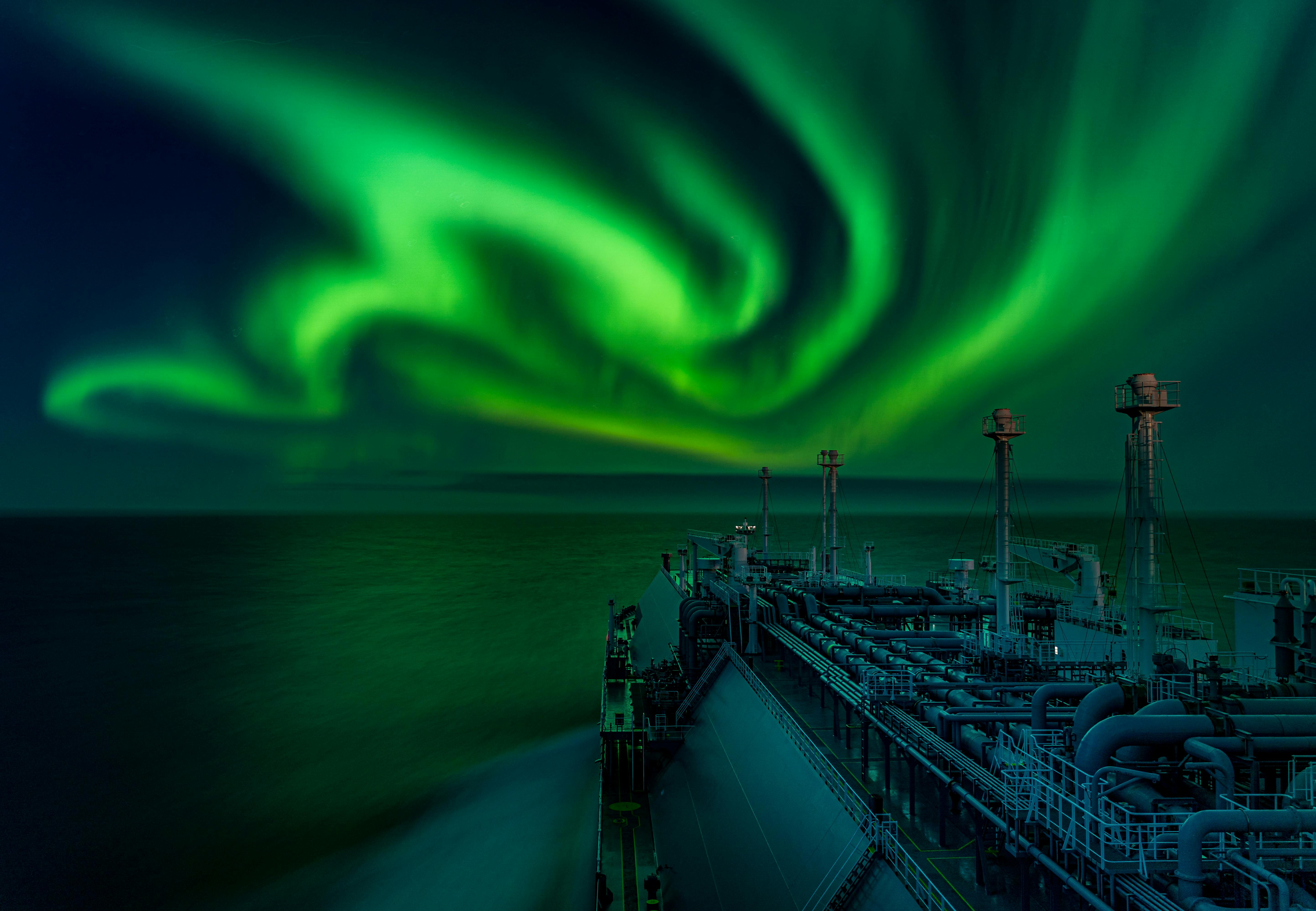 Polar Lights Dance Norrsken fotograferat från båt.