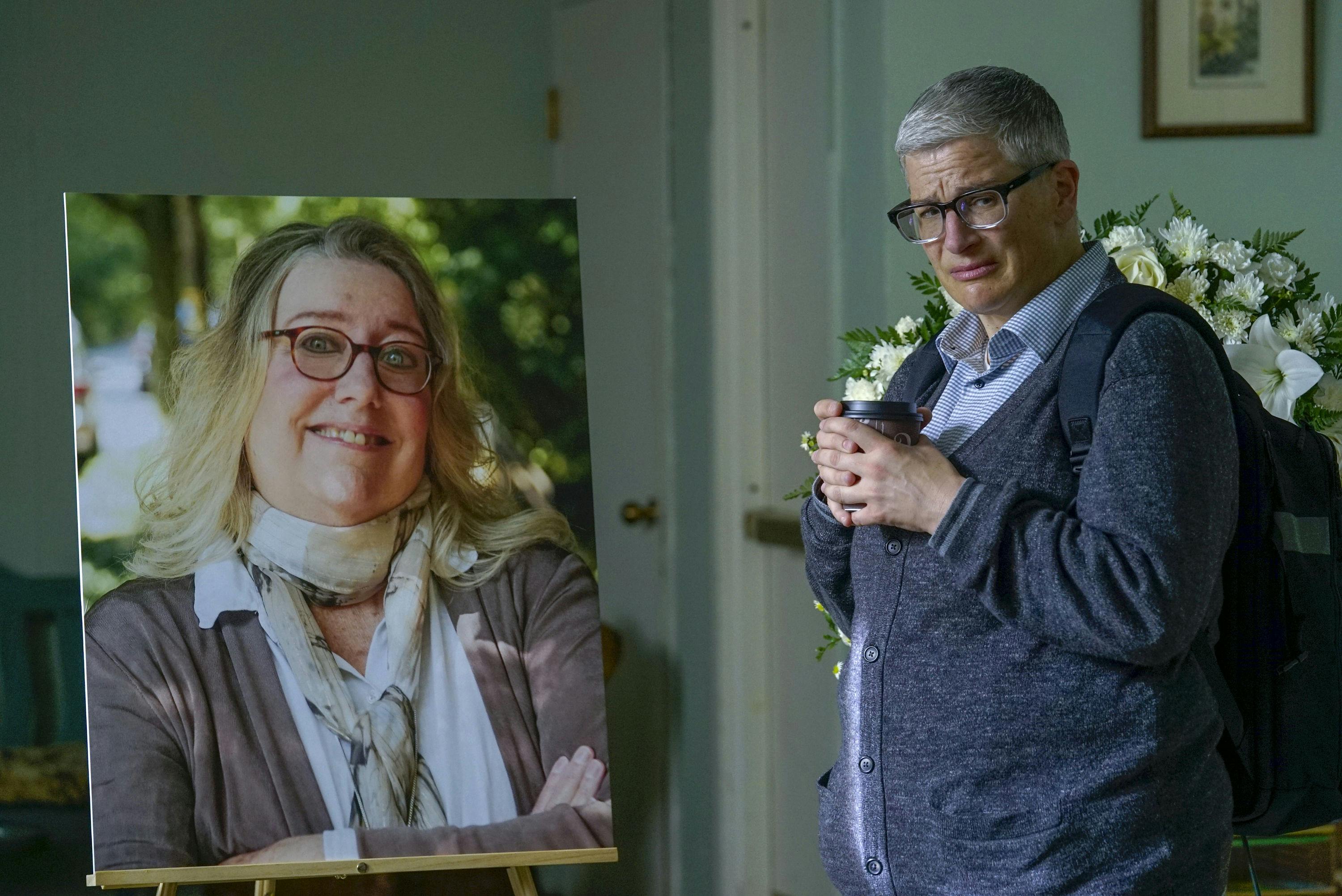 Seks stjerner fra vores anmelder til Work in progress på HBO. Ældre kvinde og stor fotostat