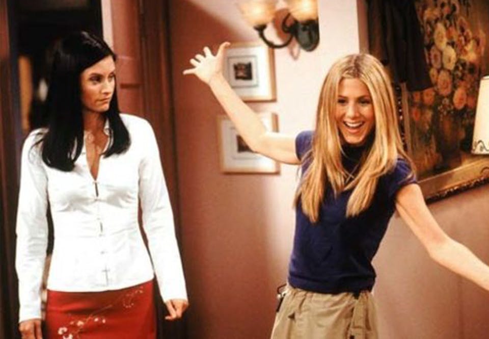 Monica Geller og Rachel Green smiler i Friends