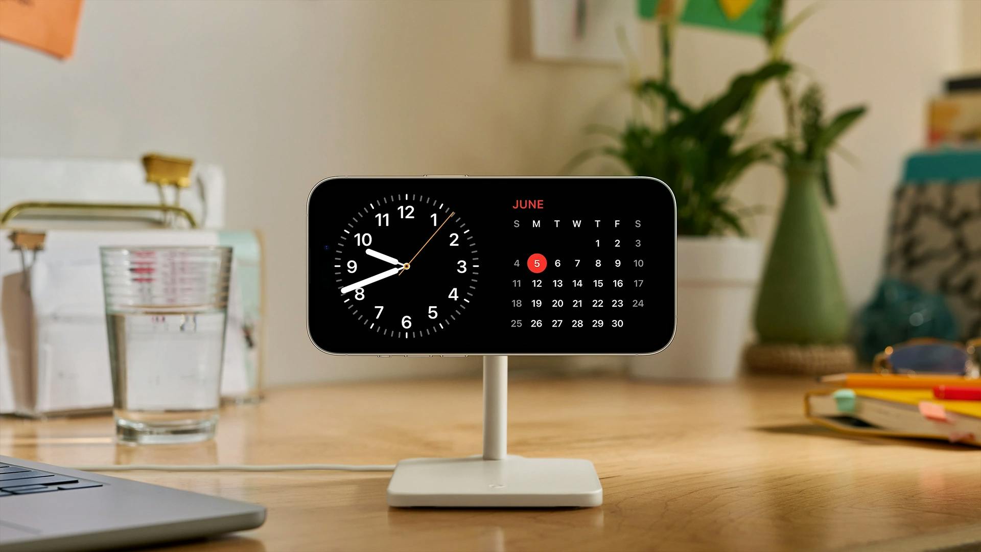 StandBy i iOS 17: Funktionen StandBy gör din iPhone till en smart klocka när den laddas.