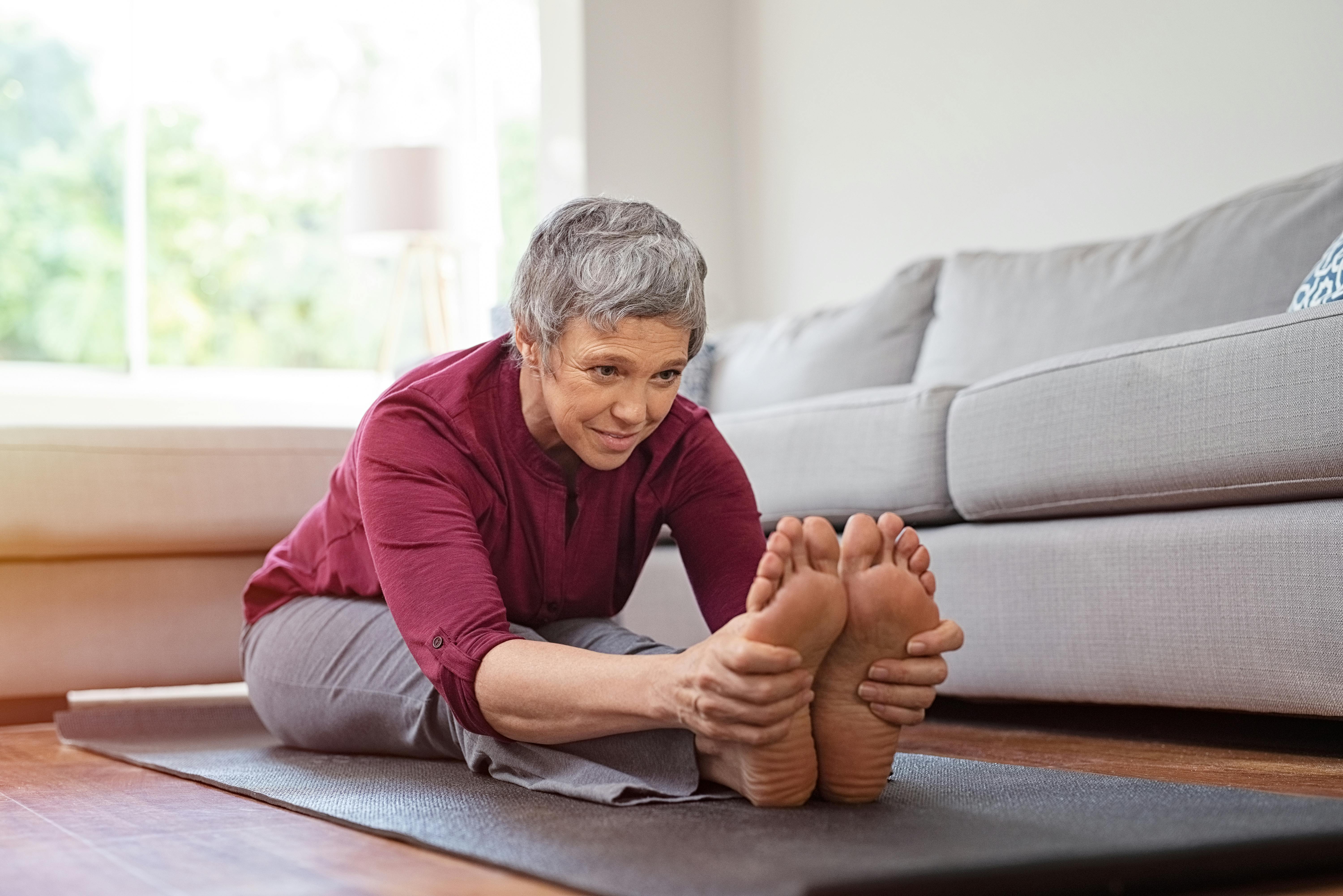 Yoga og pilates er genialt, hvis du vil træne din (slappe) bækkenbund. Moden kvinde laver yoga derhjemme