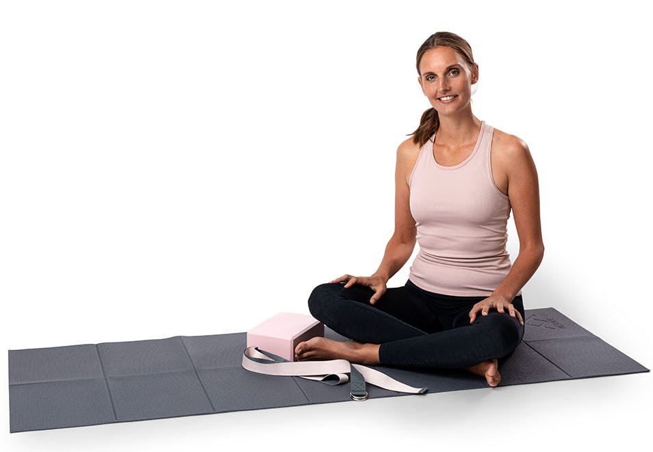 Finn roen Kvinne som trener yoga