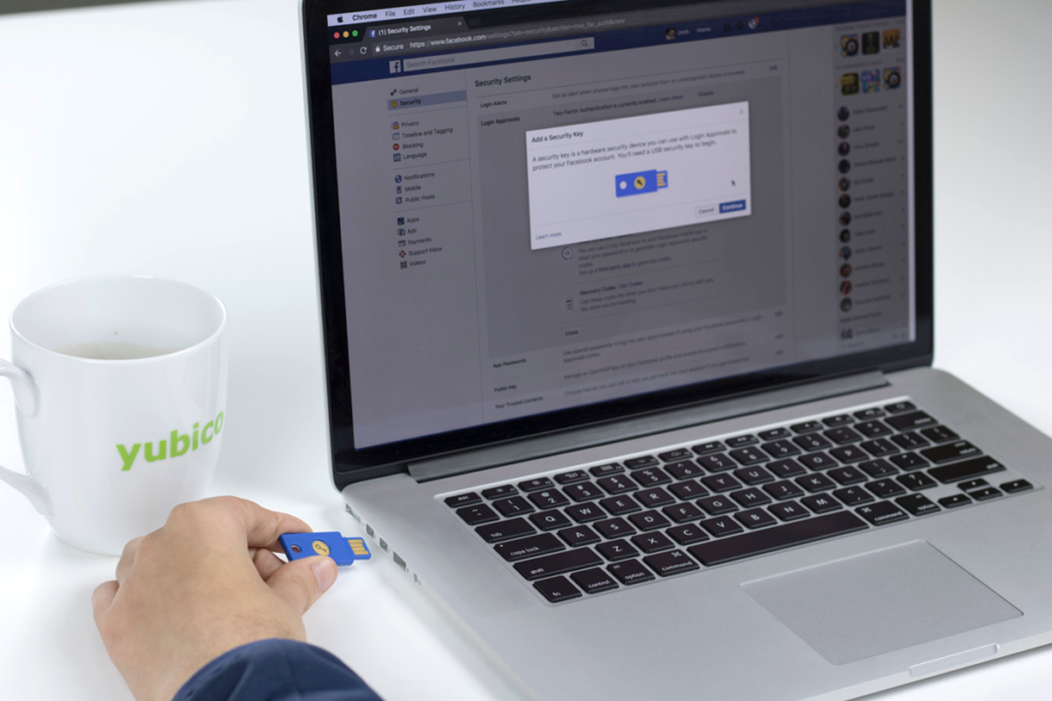 Log p Facebook i ren spionstil