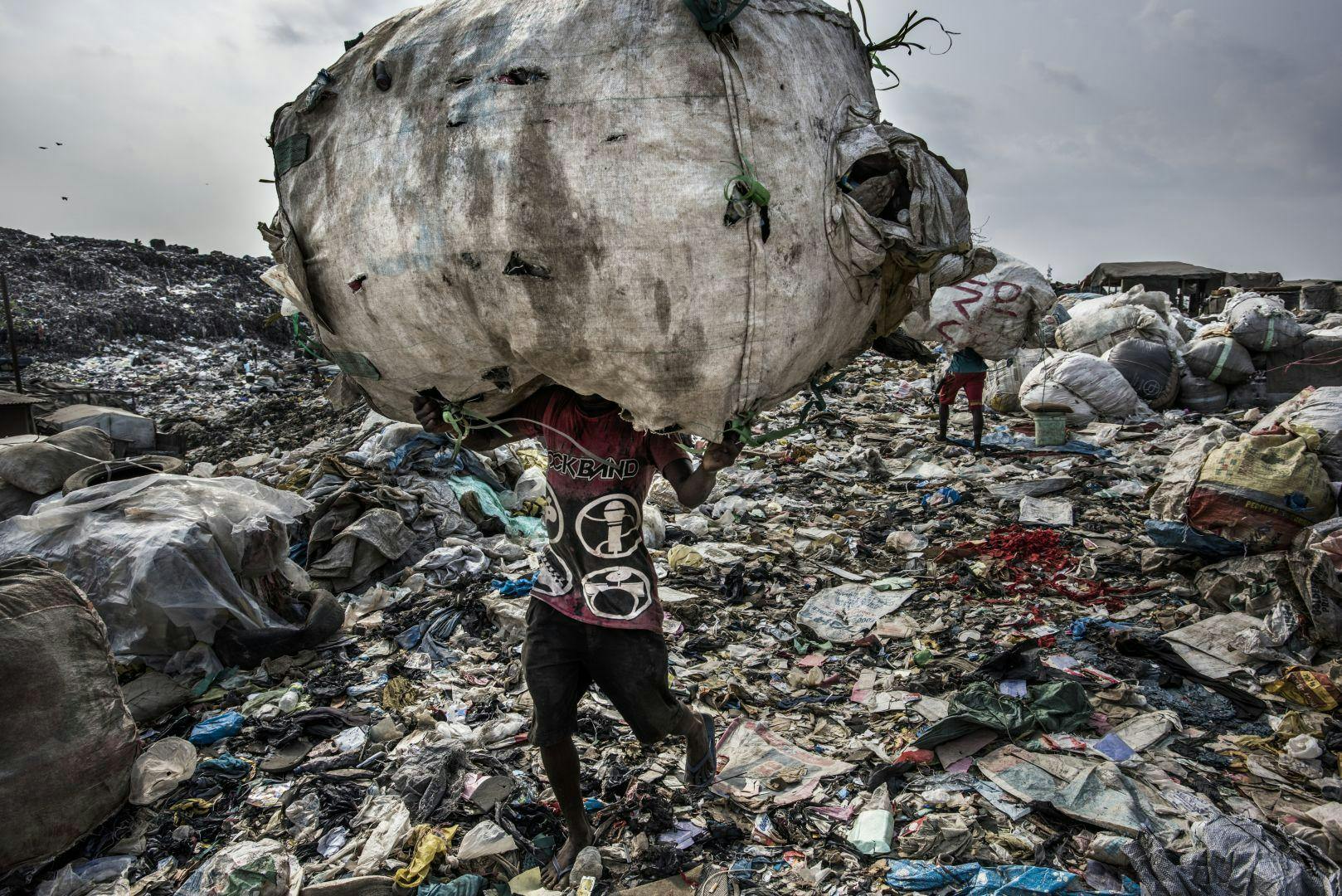 World Press Photo 2018 - Nuorella miehellä on valtava taakka kaatopaikalla.